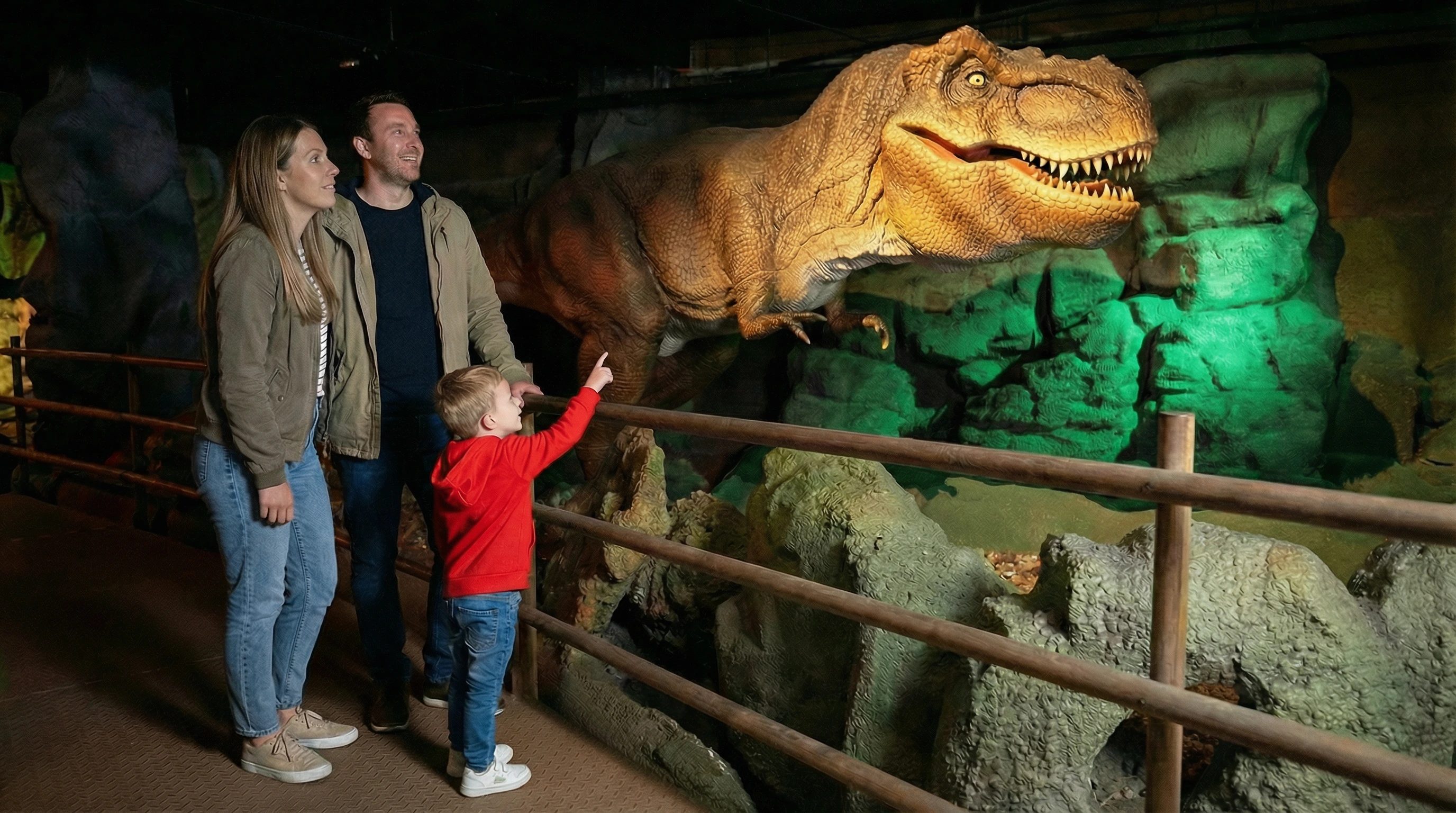 Ele está chegando! Réplicas em tamanho real que rugem e se movem. Prepare-se para o T-Rex!